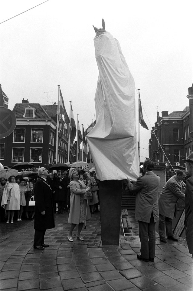 Koningin Juliana en burgemeester Ivo Samkalden tijdens de onthulling van het sta, Bestanddeelnr 925-6036