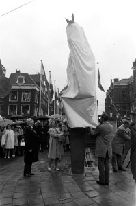 Koningin Juliana en burgemeester Ivo Samkalden tijdens de onthulling van het sta, Bestanddeelnr 925-6036