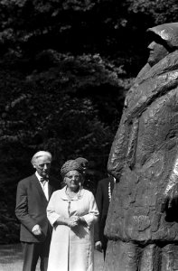 Koningin Juliana en beeldhouwer Mari Andriessen staan bij het beeld, Bestanddeelnr 921-6568