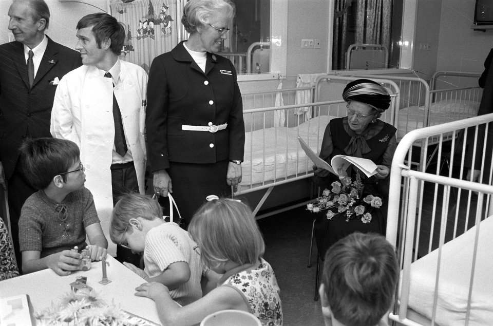 Koningin Juliana kijkt bij patiëntjes, Bestanddeelnr 925-0235
