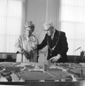 Koningin Juliana en burgemeester Peek bekijken een maquette, Bestanddeelnr 914-3079