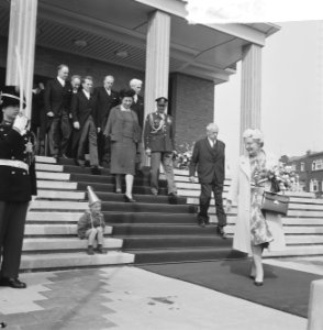 Koningin Juliana is net de trappen van het stadhuis afgedaald. Links zit een jon, Bestanddeelnr 917-7974