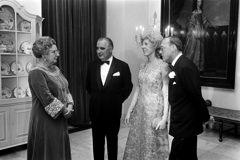 Koningin Juliana en prins Bernhard bieden de deelnemers aan de EEG-Topconferenti, Bestanddeelnr 923-0385