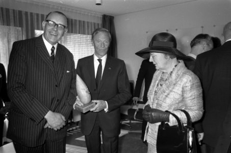 Koningin Juliana en prins Bernhard bij opening Centrum 45 te Oegstgeest, koningi, Bestanddeelnr 926-4128
