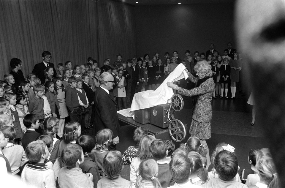 Koningin Juliana en Claude Pompidou-Cahour bezoeken de Waalse school in Mariahoe, Bestanddeelnr 923-0413