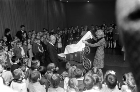 Koningin Juliana en Claude Pompidou-Cahour bezoeken de Waalse school in Mariahoe, Bestanddeelnr 923-0413