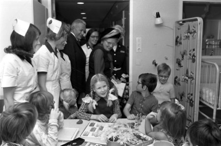 Koningin Juliana kijkt bij patiëntjes, Bestanddeelnr 925-0234