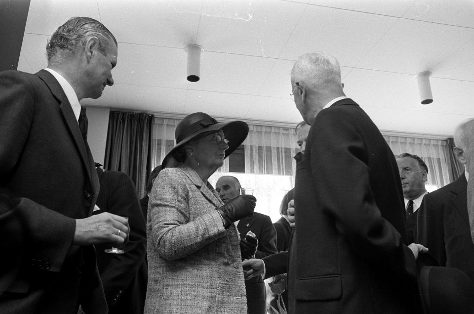 Koningin Juliana en prins Bernhard bij opening Centrum 45 te Oegstgeest, Bestanddeelnr 926-4134