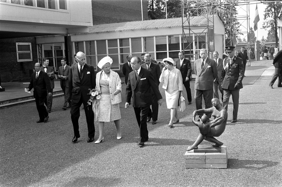 Koningin Juliana en het comité van ontvangst, Bestanddeelnr 922-5441