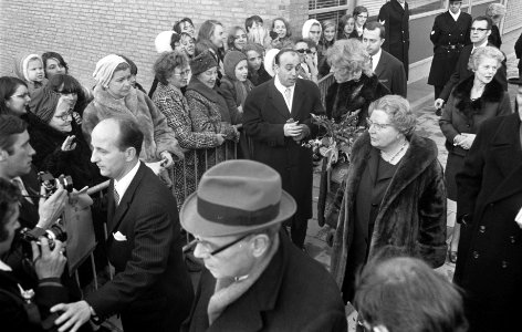 Koningin Juliana en Claude Pompidou-Cahour bezoeken de Waalse school in Mariahoe, Bestanddeelnr 923-0410