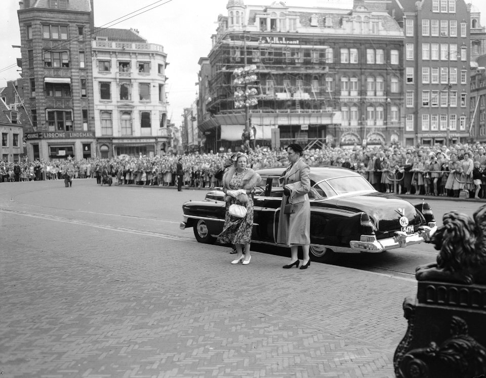 Koningin Juliana komt aan bij het Paleis op de Dam, Bestanddeelnr 906-6698
