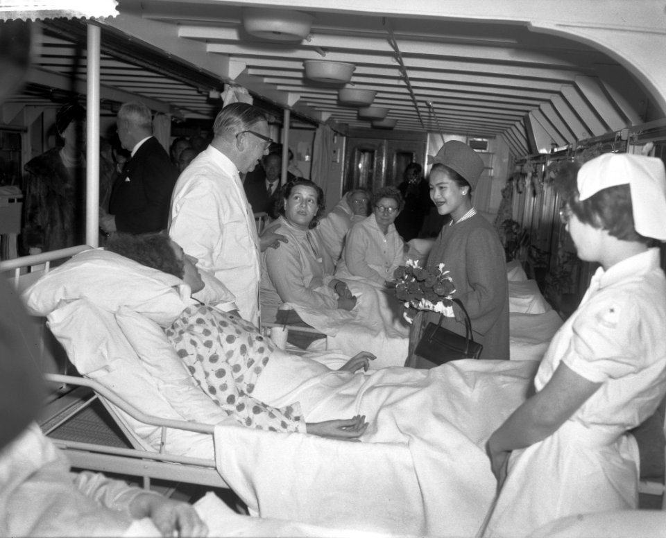 Koningin Sirikit bezoekt het hospitaalschip van het Rode Kruis gemeerd aan de Pa, Bestanddeelnr 911-7013