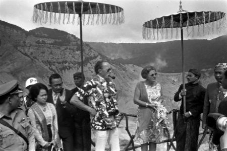 Koningin Juliana en prins Bernhard bij de vulkaan Tangkuban Perahu bij Bandung, Bestanddeelnr 924-8791