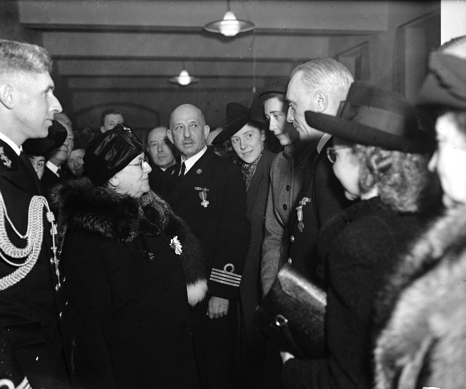 Koningin reikt medailles uit in Rotterdam, Bestanddeelnr 901-3983