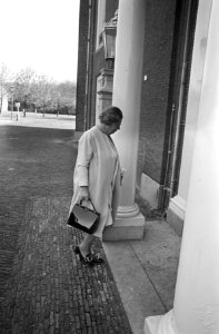 Koningin Juliana bij aankomst, Bestanddeelnr 924-5140