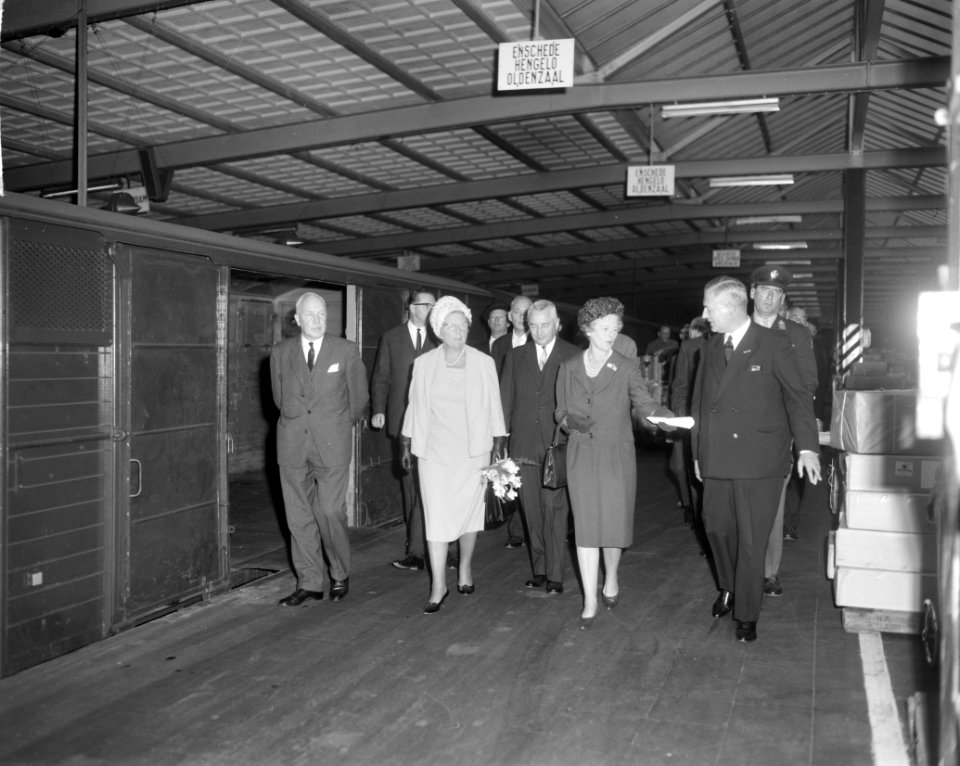 Koningin Juliana een dag te gast bij de NS tgv 125-jarig bestaan, Hare Majest, Bestanddeelnr 916-9258