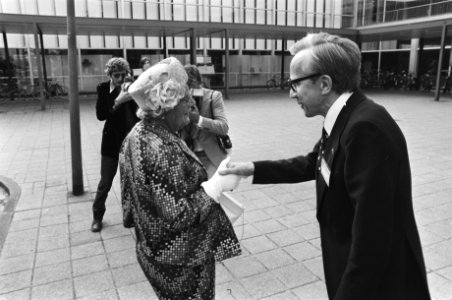 Koningin Juliana bij cardiologencongres in RAI Amsterdam, Professor Purser begro, Bestanddeelnr 928-6567