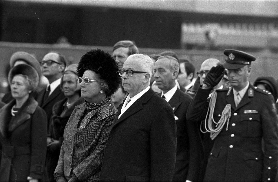 Koningin Juliana en president Heinemann na aankomst op vliegveld Wahn bij Bonn, Bestanddeelnr 925-0767