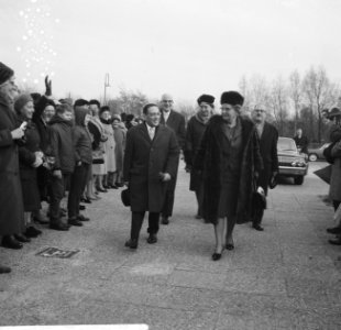 Koningin Juliana bij aankomst met naast haar de heer Polak, Bestanddeelnr 918-4518