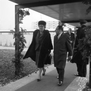 Koningin Juliana bij aankomst met naast haar de heer Polak, Bestanddeelnr 918-4516