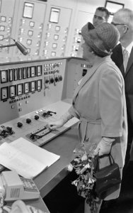 Koningin Juliana drukt knop in, Bestanddeelnr 922-2358