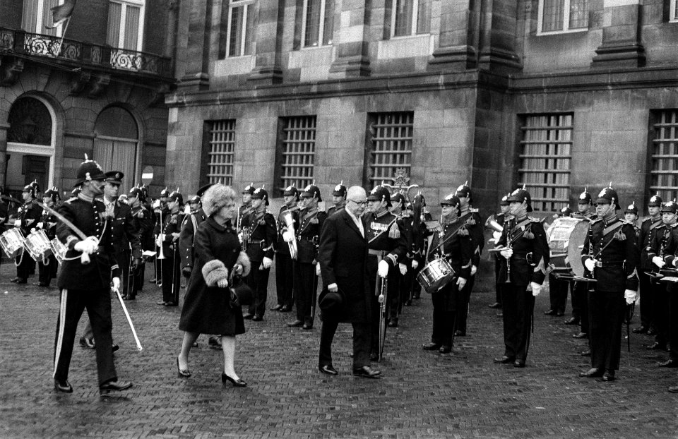 Koningin Juliana en president Heinemann inspecteren de wacht voor het Paleis op , Bestanddeelnr 923-0252