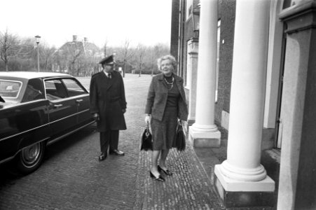 Koningin Juliana bij aankomst, Bestanddeelnr 926-3275