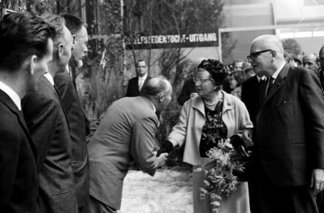 Koningin Juliana brengt een bezoek aan de tentoonstelling Frisiana te Leeuwarden, Bestanddeelnr 915-5379