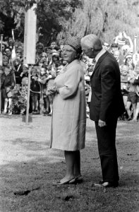 Koningin Juliana en beeldhouwer Mari Andriessen, Bestanddeelnr 921-6569