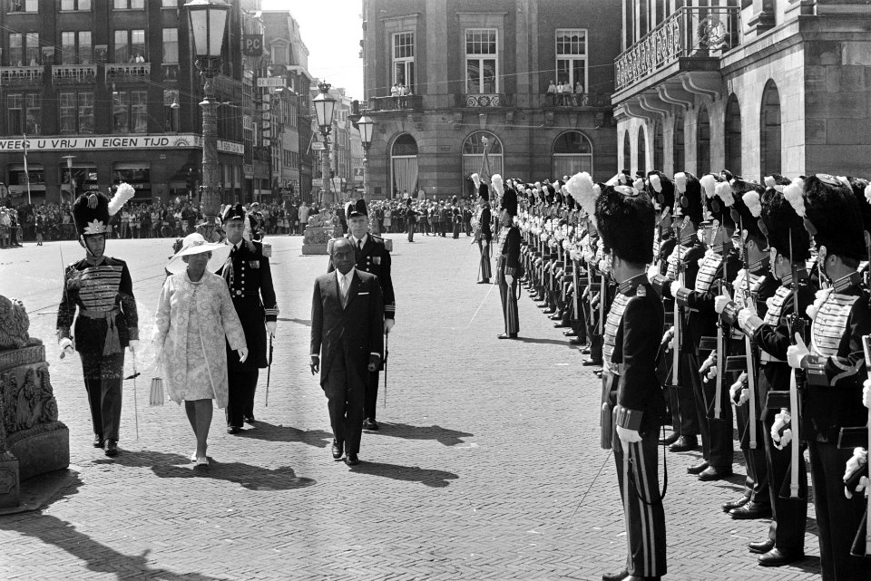 Koningin Juliana en president Houphouët-Boigny inspecteren de erewacht voor het , Bestanddeelnr 923-5654
