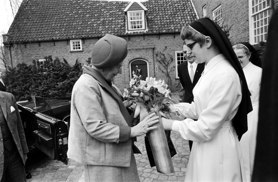 Koningin Juliana neemt bloemen in ontvangst, Bestanddeelnr 924-4699