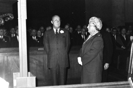 Koningin Juliana en Prins Bernhard bij de plaquette, Bestanddeelnr 930-2044