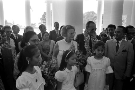 Koningin Juliana en prins Bernhard bezoeken het Paleis te Bogor, Bestanddeelnr 924-8796