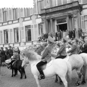 Koningin Juliana is 50 jaar geworden. Defilé langs het bordes van Ponyclub De Pa, Bestanddeelnr 910-3333