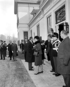 Koningin Juliana en prins Bernhard bij aankomst, Bestanddeelnr 917-5320