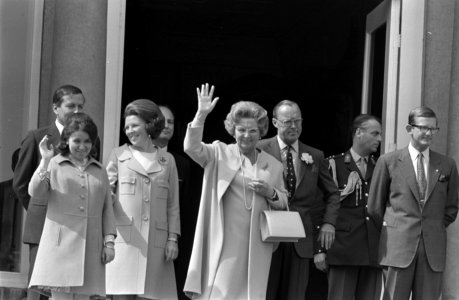 Koningin Juliana is 60 jaar geworden. V.l.n.r. prinses Beatrix, koningin Juliana, Bestanddeelnr 922-3575