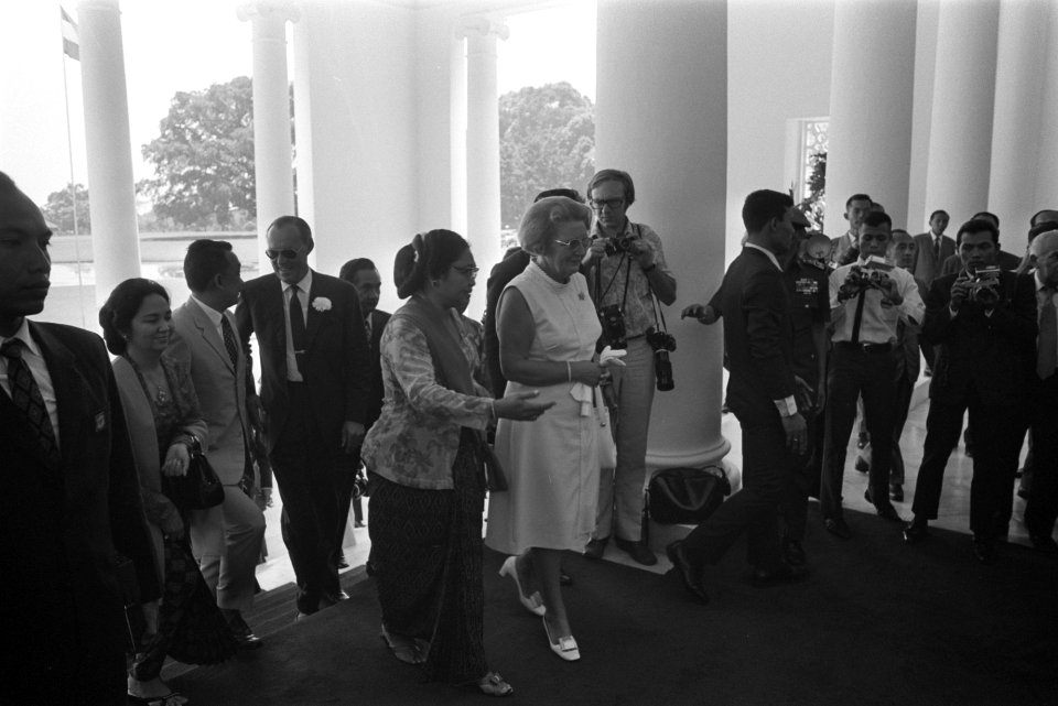 Koningin Juliana en prins Bernhard bezoeken het Paleis te Bogor, Bestanddeelnr 924-8794
