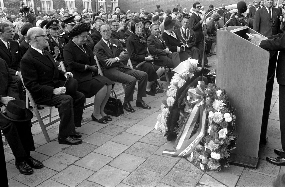 Koningin Juliana en Prins Bernhard bij 25e Dodenherdenking in Scheveningse gevan, Bestanddeelnr 923-8380