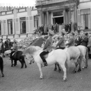 Koningin Juliana is 50 jaar geworden. Defilé langs het bordes van Ponyclub De Pa, Bestanddeelnr 910-3332