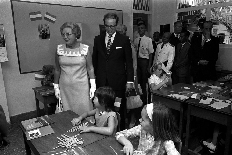 Koningin Juliana en prins Bernhard bezoeken een Nederlandse school in Djakarta, Bestanddeelnr 924-8693