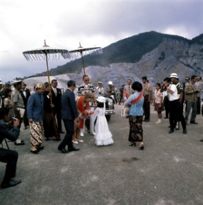 Koningin Juliana en prins Bernhard bij de vulkaan Tangkuban Perahu bij Bandung, Bestanddeelnr 254-9039