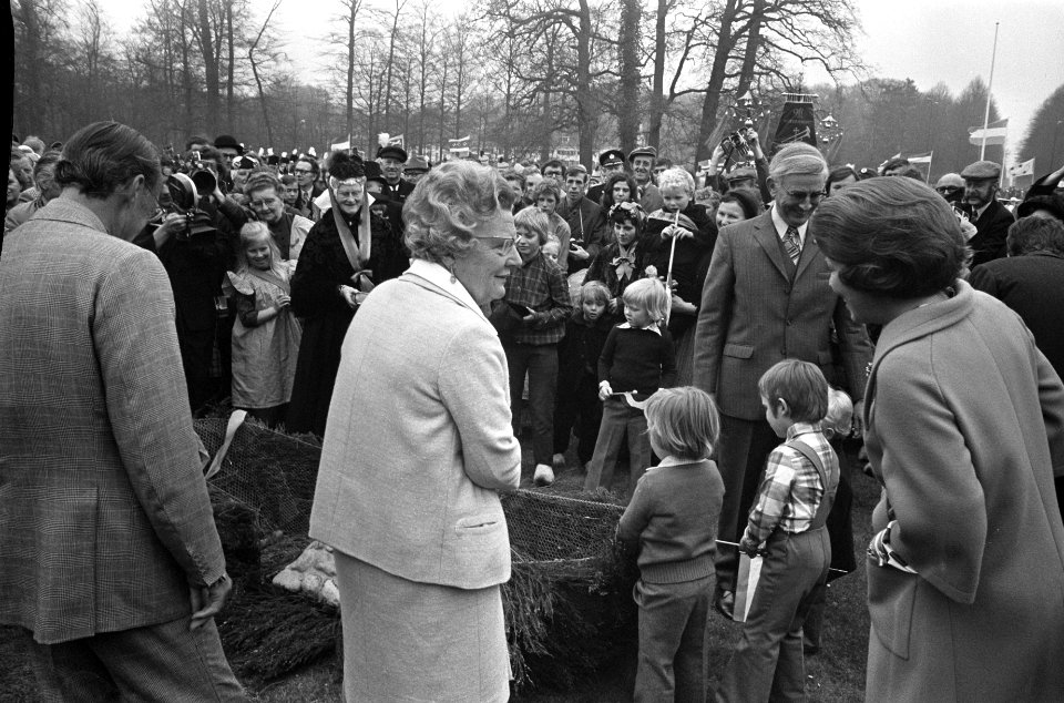 Koningin Juliana en Bartje in de tuin, Bestanddeelnr 926-3776