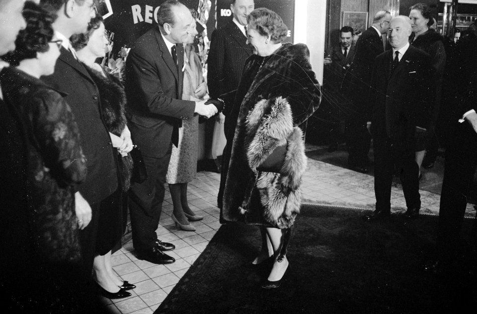 Koningin Juliana is aanwezig bij de première van 'Kermis in de regen' van Kees …, Bestanddeelnr 913-6480