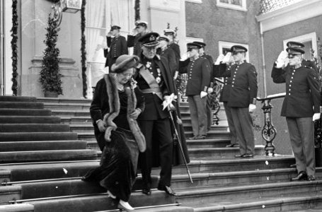 Koningin Juliana en prins Bernhard bij Huis ten Bosch, Bestanddeelnr 919-9593