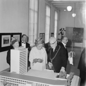 Koningin Juliana en burgemeester Peek bekijken een maquette, Bestanddeelnr 914-3087