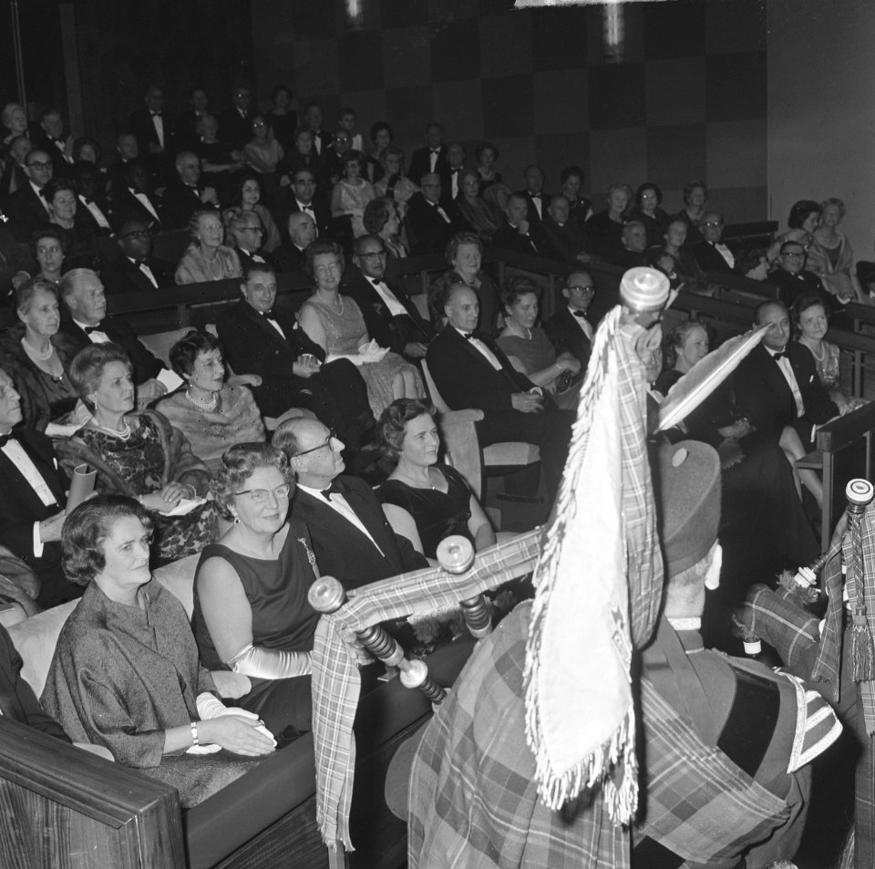 Koningin Juliana is aanwezig bij de filmpremière 'De grootste uren' in de Euro C, Bestanddeelnr 917-1677