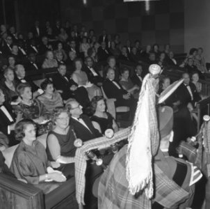 Koningin Juliana is aanwezig bij de filmpremière 'De grootste uren' in de Euro C, Bestanddeelnr 917-1677