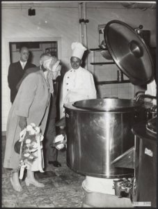Koningin Juliana brengt werkbezoek aan Den Haag. In de keuken van bejaardenhuis , Bestanddeelnr 014-1384