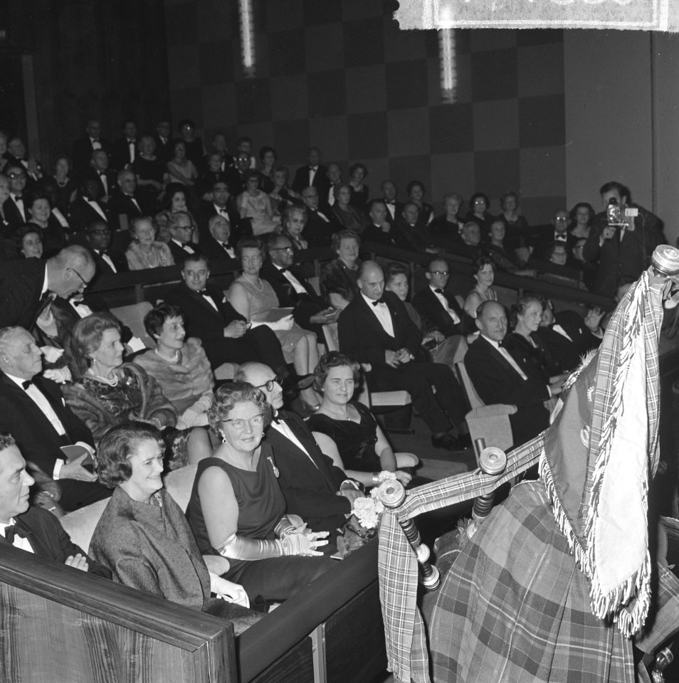 Koningin Juliana is aanwezig bij de filmpremière 'De grootste uren' in de Euro C, Bestanddeelnr 917-1680
