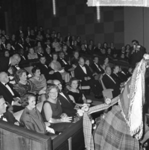 Koningin Juliana is aanwezig bij de filmpremière 'De grootste uren' in de Euro C, Bestanddeelnr 917-1680